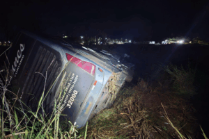 Motorista desvia de veículo e ônibus tomba em ribanceira na PRC-158