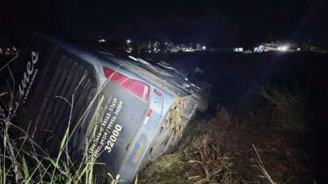 Motorista desvia de veículo e ônibus tomba em ribanceira na PRC-158