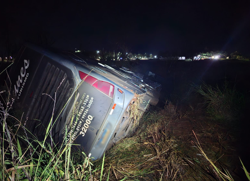Motorista desvia de veículo e ônibus tomba em ribanceira na PRC-158