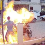 Mulher morre queimada pelo próprio filho ao atear fogo em moto; vídeo