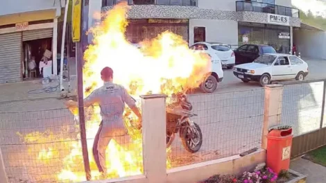 Mulher morre queimada pelo próprio filho ao atear fogo em moto; vídeo