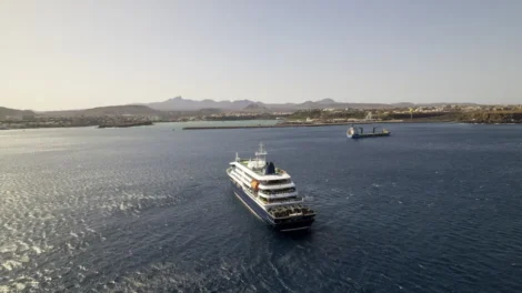 Navio de cruzeiro atingido por hantavírus retira passageiros doentes