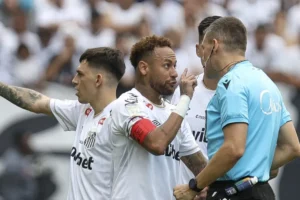 Neymar deixa jogo após erro da arbitragem e Santos é atropelado pelo Coxa