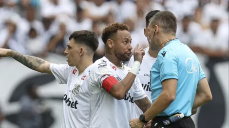 Neymar deixa jogo após erro da arbitragem e Santos é atropelado pelo Coxa