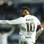 Neymar marca em 'despedida' da Vila, Santos vence Bragantino e escapa do Z4