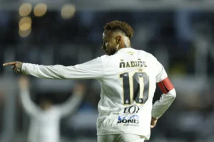 Neymar marca em 'despedida' da Vila, Santos vence Bragantino e escapa do Z4