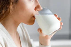 O que acontece com o corpo quando você para de beber leite? Saiba tudo