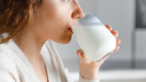 O que acontece com o corpo quando você para de beber leite? Saiba tudo