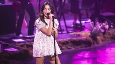 Olivia Rodrigo rebate críticas a look