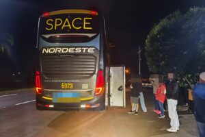 Ônibus que fazia a linha Foz do Iguaçu a São Paulo é assaltado na PR-317, em Floresta