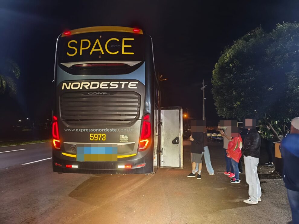 Ônibus que fazia a linha Foz do Iguaçu a São Paulo é assaltado na PR-317, em Floresta