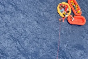 Onze pessoas resgatadas com vida após queda de avião no mar: "Milagre"