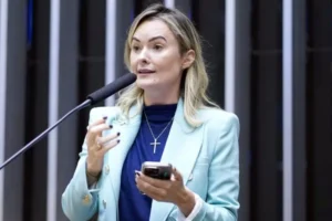 Oposição critica PEC do fim da escala 6x1 durante votação na Comissão