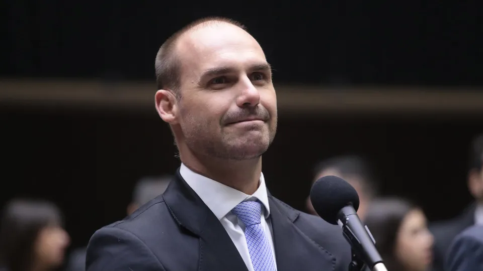 PF suspeita que dinheiro de Vorcaro tenha custeado despesas de Eduardo Bolsonaro nos EUA