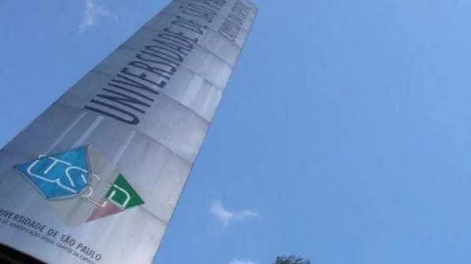 PM usa bombas, 'corredor polonês' e gás para desocupar reitoria da USP