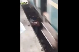 Pai salta nos trilhos do trem para salvar o filho bebê; vídeo