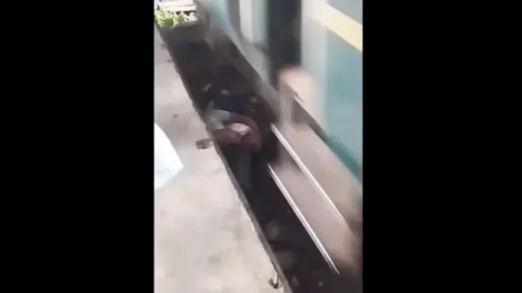 Pai salta nos trilhos do trem para salvar o filho bebê; vídeo