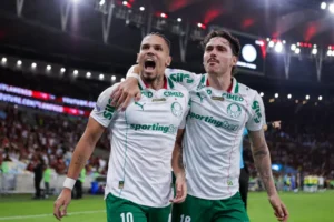 Palmeiras aproveita expulsão, bate Flamengo e abre 7 pontos no Brasileirão