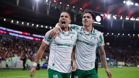 Palmeiras aproveita expulsão, bate Flamengo e abre 7 pontos no Brasileirão