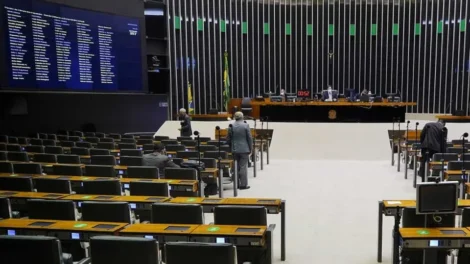 Parecer da PEC 6x1 pode acabar com limite de horas trabalhadas para até 434 mil celetistas