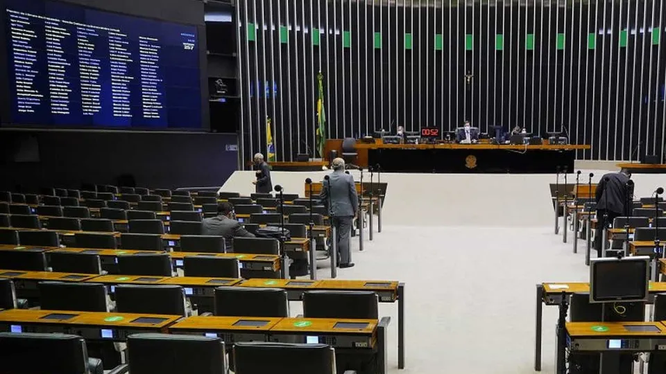 Parecer da PEC 6x1 pode acabar com limite de horas trabalhadas para até 434 mil celetistas