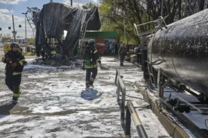 Pelo menos três mortos em ataques russos e Kiev bombardeia petroleiros