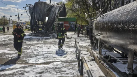 Pelo menos três mortos em ataques russos e Kiev bombardeia petroleiros
