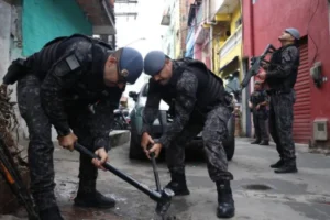 Polícia Militar faz operação para retirar barricadas do tráfico em Paraisópolis