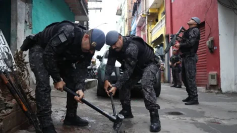 Polícia Militar faz operação para retirar barricadas do tráfico em Paraisópolis