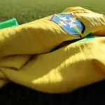Polícia apreende 2.000 camisas de seleções e 85 mil figurinhas da Copa falsificadas em São Paulo