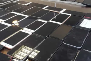 Polícia do RJ faz operação contra grupo do TCP suspeito de roubar celulares para fraudes bancárias