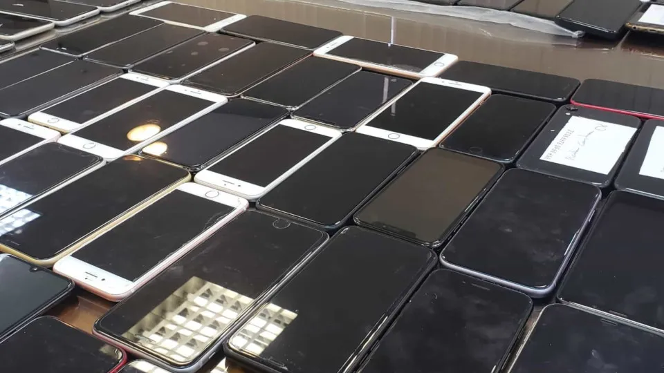 Polícia do RJ faz operação contra grupo do TCP suspeito de roubar celulares para fraudes bancárias