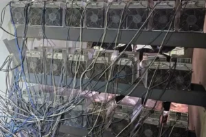 Polícia encontra fazenda clandestina de criptomoedas durante operação contra o CV