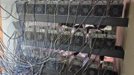 Polícia encontra fazenda clandestina de criptomoedas durante operação contra o CV