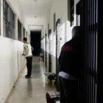 Polícia prende madrasta e avó de menino de 11 anos achado morto em casa