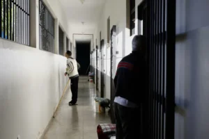 Polícia prende madrasta e avó de menino de 11 anos achado morto em casa