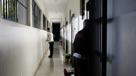 Polícia prende madrasta e avó de menino de 11 anos achado morto em casa