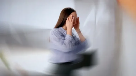Por que sentimos tontura ao levantar rápido? Médico explica