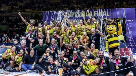 Praia Clube bate Minas e fatura título da Superliga Feminina de vôlei