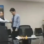 Prefeito provoca revolta após disparar arma de choque contra assessor