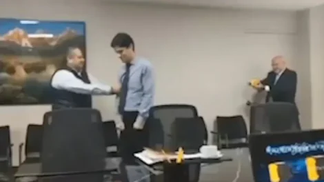 Prefeito provoca revolta após disparar arma de choque contra assessor