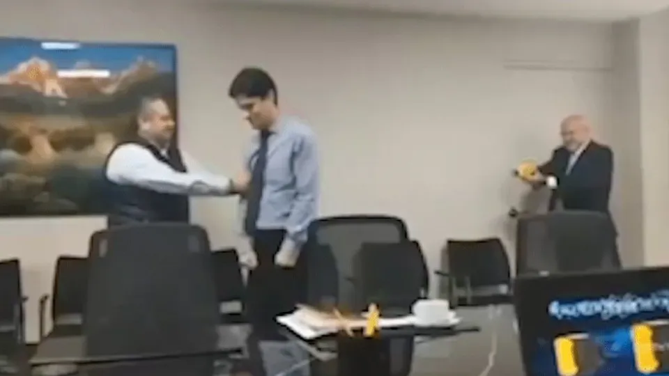 Prefeito provoca revolta após disparar arma de choque contra assessor