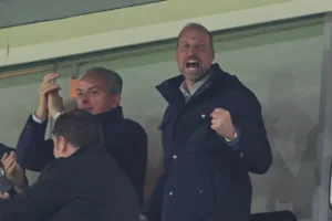 Príncipe William vibra com vitória do Aston Villa; veja as imagens