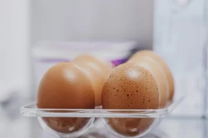 Quanto tempo os ovos duram na geladeira? Saiba como identificar