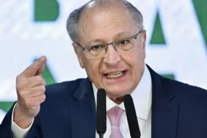 Quem tem que portar arma é a polícia, que é profissional, diz Geraldo Alckmin
