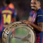 Raphinha reage a provocação de torcedor do Real em festa do Barça; veja