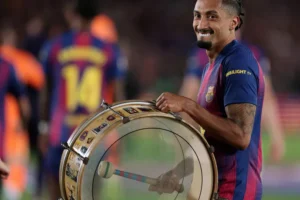 Raphinha reage a provocação de torcedor do Real em festa do Barça; veja