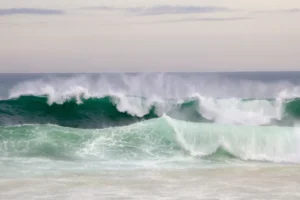 Ressaca atinge o Rio de Janeiro com ondas de até 3 metros; veja a previsão do tempo