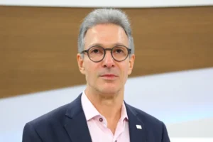 Sem citar Flávio Bolsonaro, Zema diz a prefeitos que é preciso ter credibilidade para liderar o país