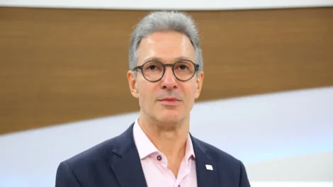 Sem citar Flávio Bolsonaro, Zema diz a prefeitos que é preciso ter credibilidade para liderar o país
